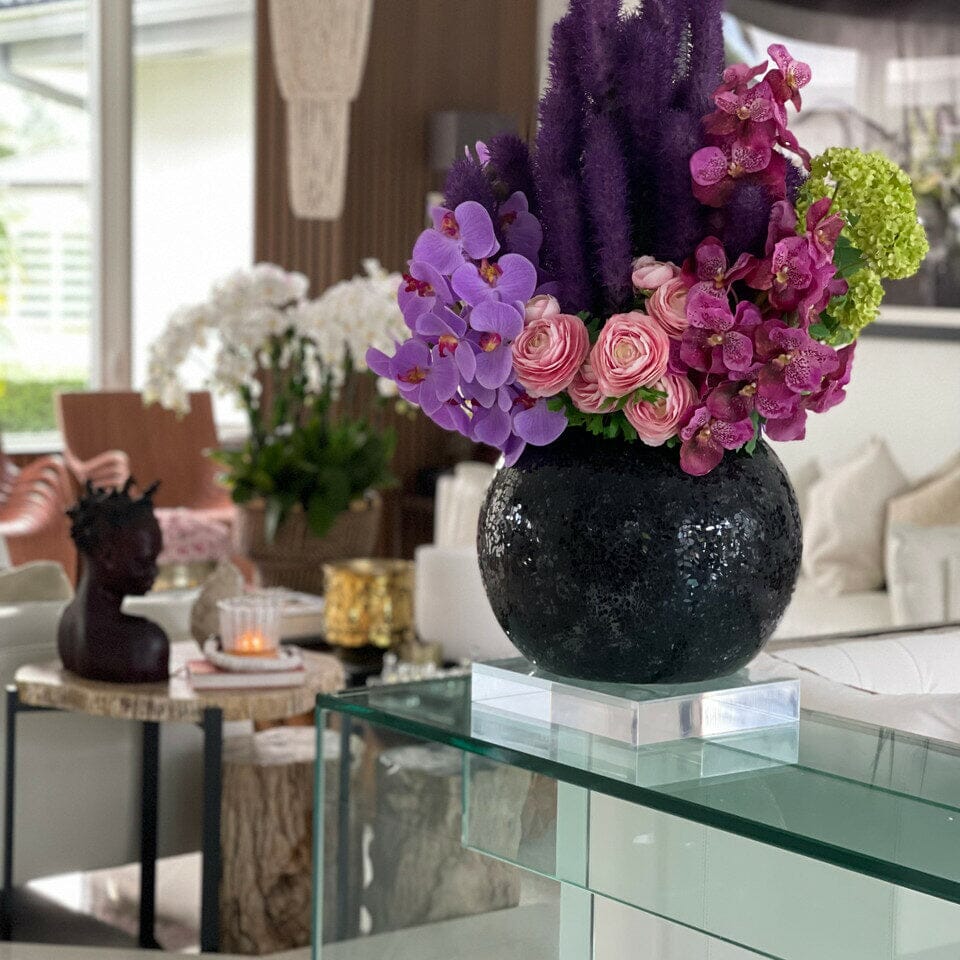 Jarrón de mosaico negro con liatris y orquídeas