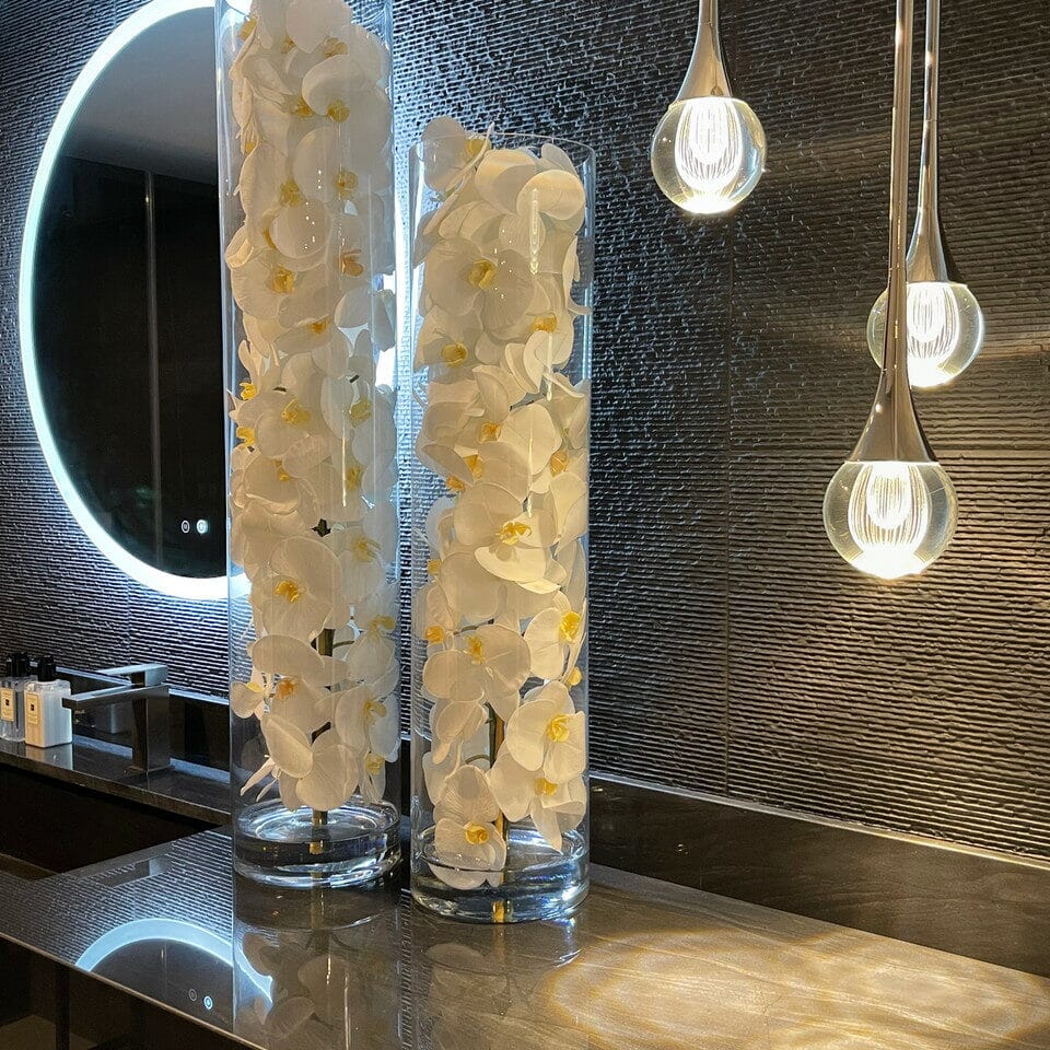 Cilindro de vidrio con orquídeas Phalaenopsis blancas