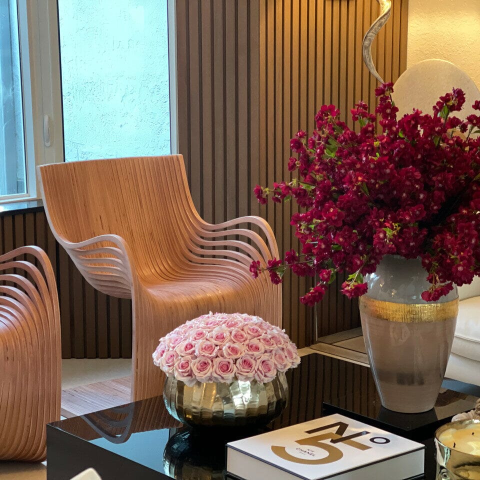 Jarrón "Diosa" con flores de cerezo color burdeos