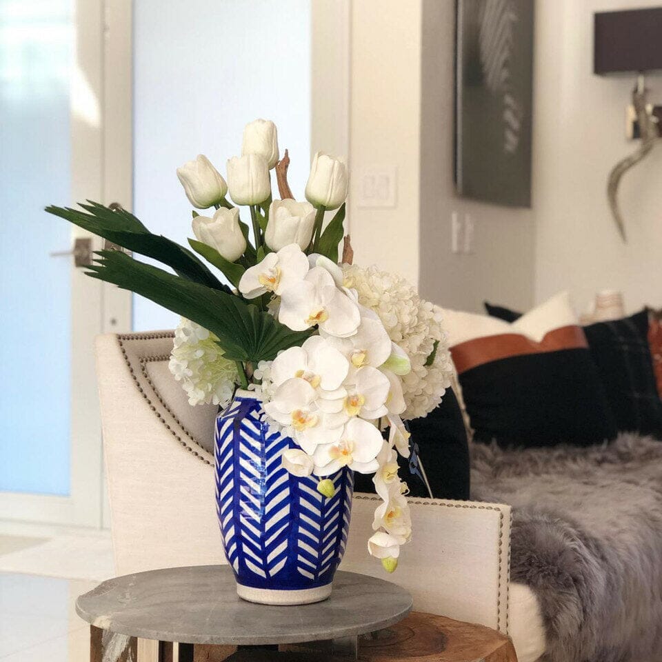 Jarrón inca rayado con ramo mixto