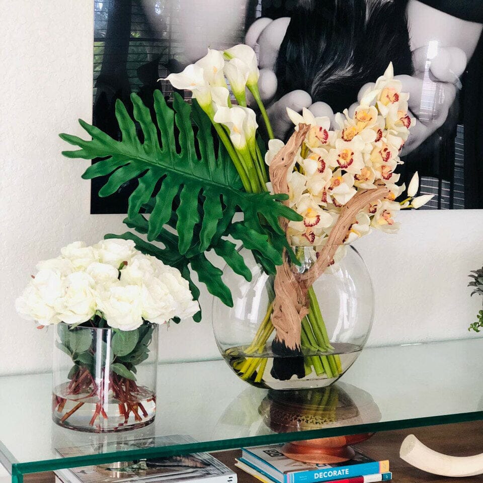 Jarrón lunar con orquídeas cymbidium y lirios de cala