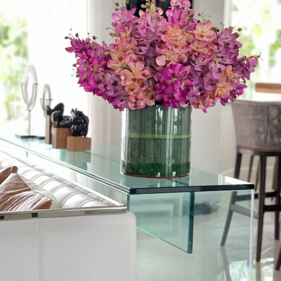 Orquídeas Mokara mixtas en un gran cilindro giratorio