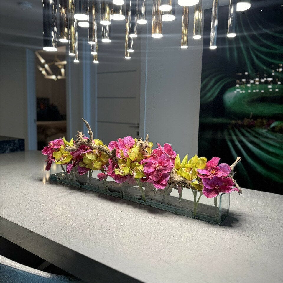 Jarrón de cristal de estilo moderno con orquídeas Vanda rosas y cymbidiums verdes.