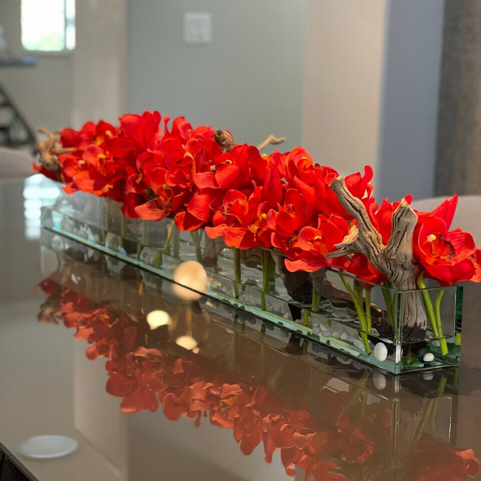 Jarrón de cristal moderno con cymbidiums rojos