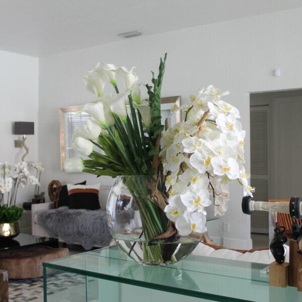 Jarrón lunar con ramo de flores mixtas