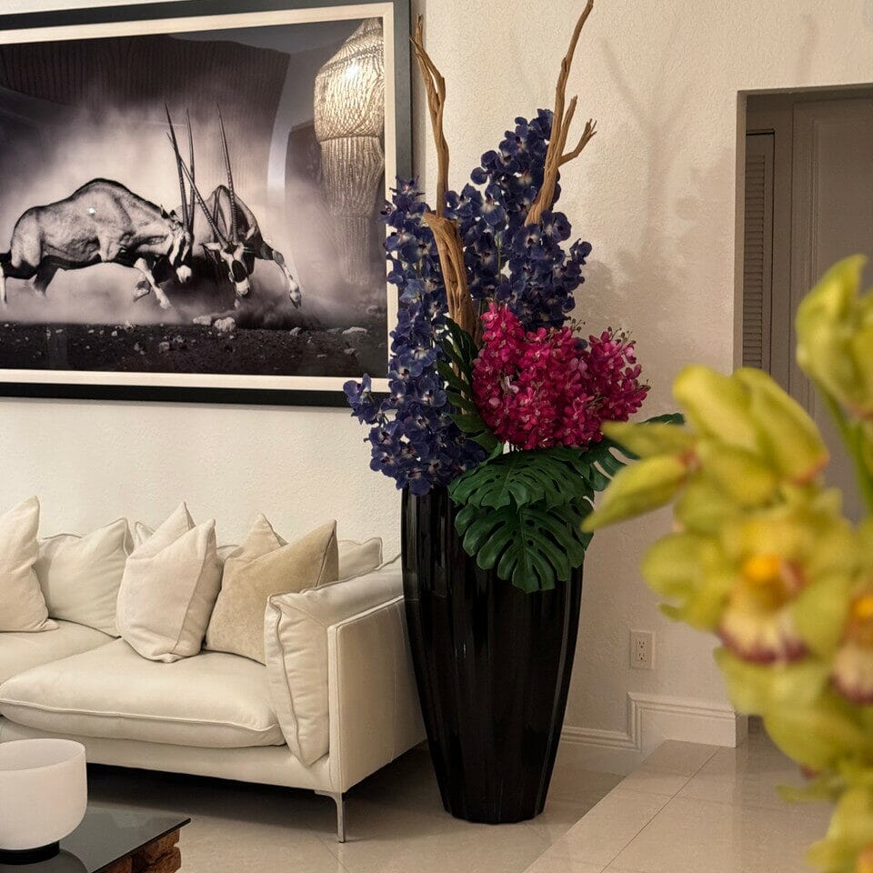 Jarrón San José en negro brillante con orquídeas Vanda