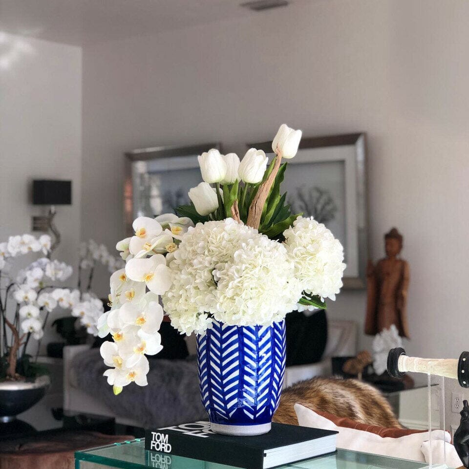 Jarrón inca rayado con ramo de flores mixtas