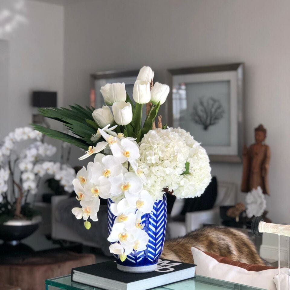 Jarrón inca rayado con ramo de flores mixtas