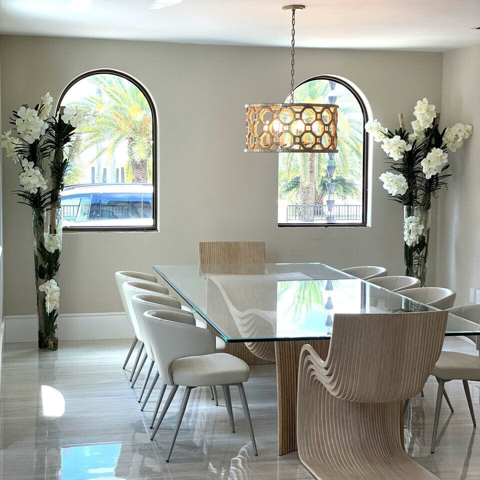 Orquídeas Vanda blancas y madera a la deriva dentro de un gran cilindro de vidrio cónico