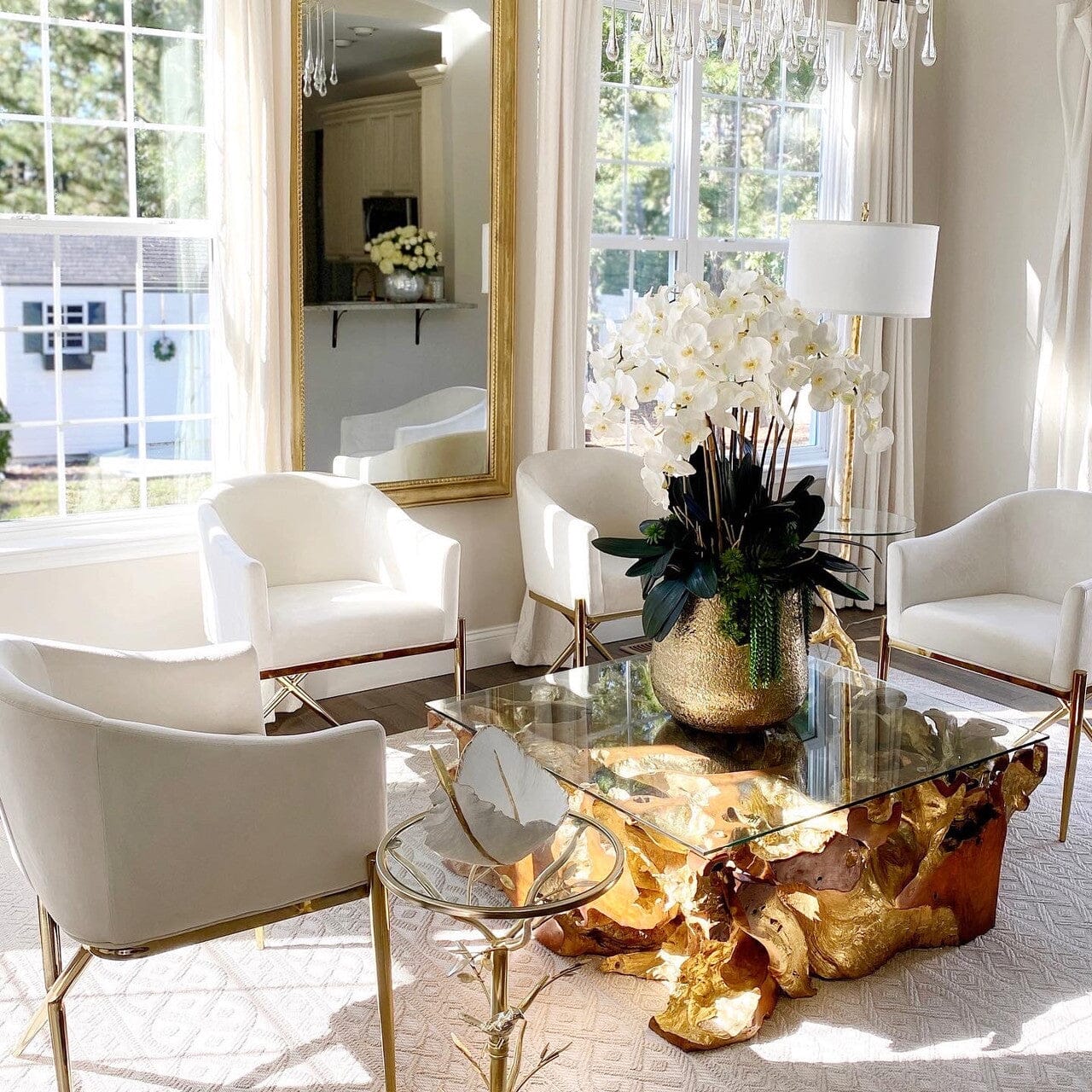 Jarrón Delaney dorado con múltiples tallos de orquídeas Phalaenopsis y suculentas