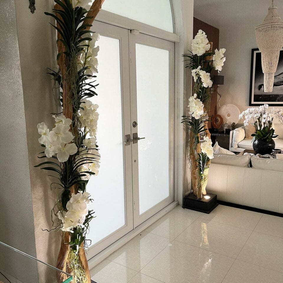 Lámpara de pie Liana con orquídeas Vanda