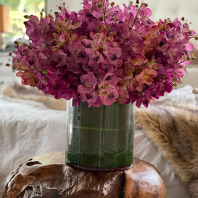 Orquídeas Mokara mixtas en un cilindro rotatorio grande