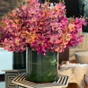 Orquídeas Mokara mixtas en un cilindro rotatorio grande