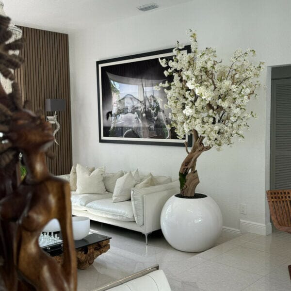 Árbol de cerezo personalizado en jarrón globo blanco brillante