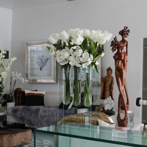 Jarrón triple con tulipanes blancos