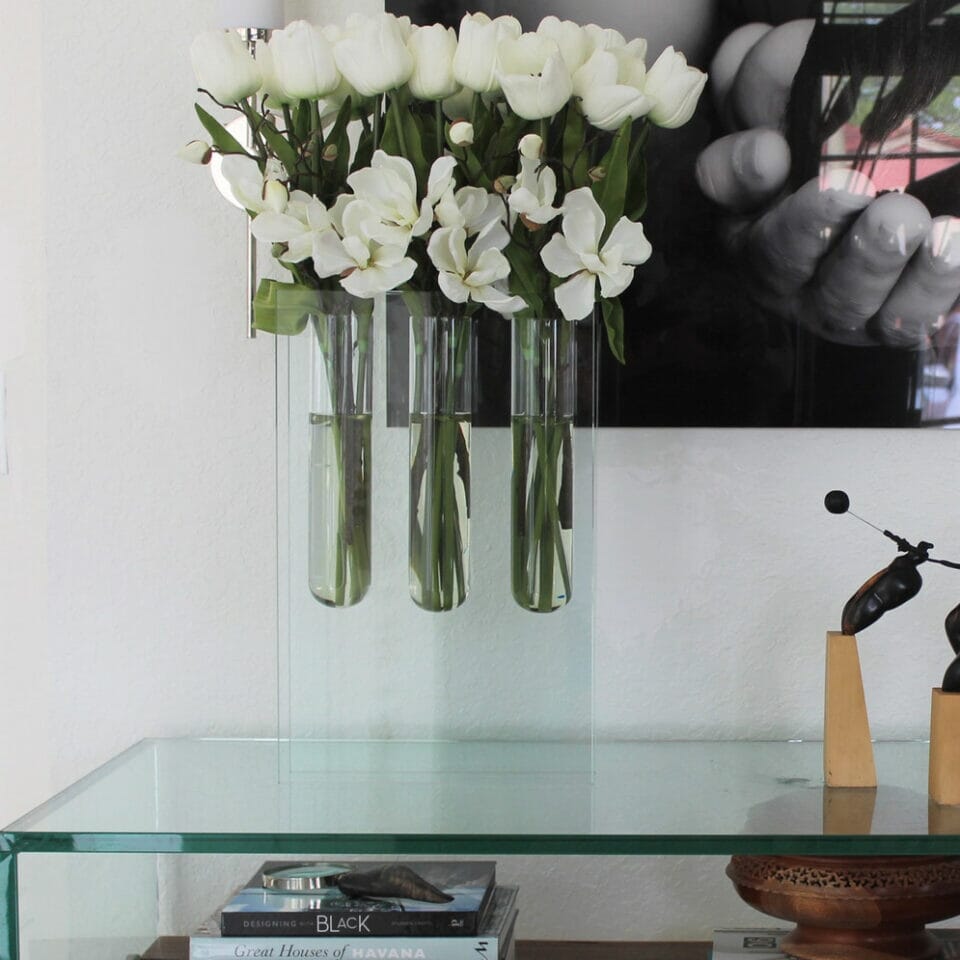Jarrón triple con tulipanes blancos