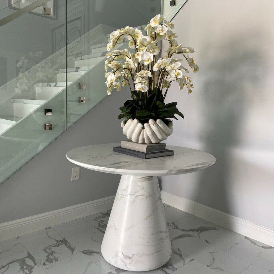 Orquídeas Phalaenopsis blancas en maceta escultórica de Manos Abiertas